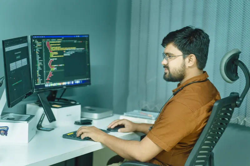 जब AI खुद Code लिखने लगा, तो डेवलपर का असली काम क्या रह गया? अगले 5 साल की स्किल्स यहाँ हैं